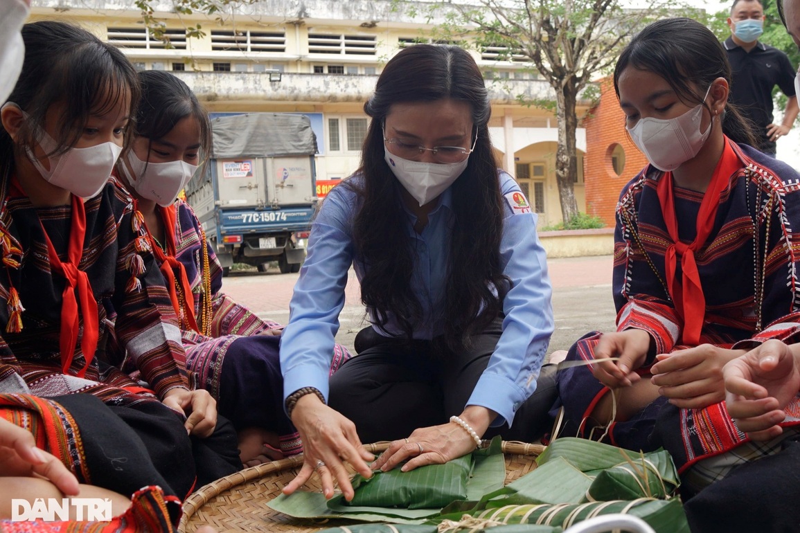 Tết sớm đến với học sinh đồng bào dân tộc thiểu số - 4 Tết sớm đến với học sinh đồng bào dân tộc thiểu số - 4