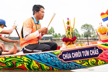 Sắc màu truyền thống mùa đua ghe Ngo