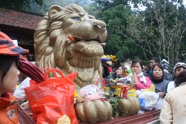 Lễ hội chùa Hương: Du khách thiếu ý thức, BTC mệt nhoài