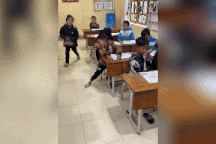 Ngày 20/11, học trò tặng bó rau, củ khoai khiến thầy giáo rơi nước mắt