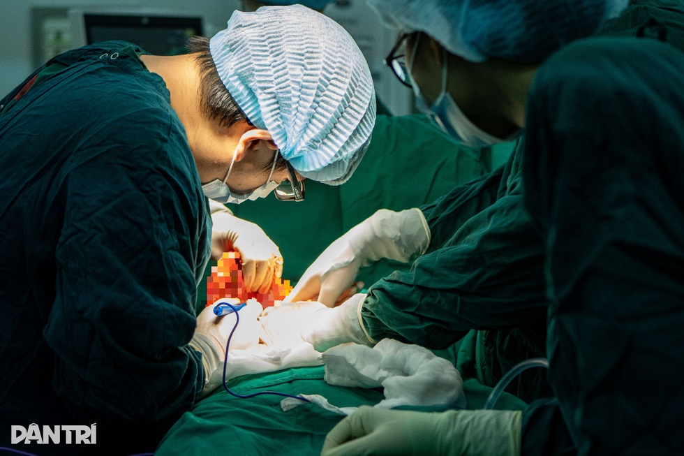 5 giờ đồng hồ nín thở cắt khối u gan nặng 1,5kg - 8