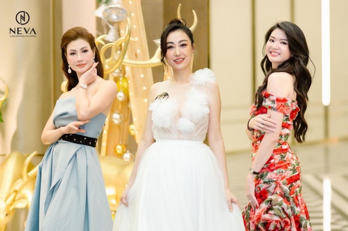 Người đẹp áo dài Nguyễn Thị Trang Hoa hậu Doanh nhân Việt Nam 2021 (váy trắng) toả sáng trong trang phục của Thời trang NEVA.