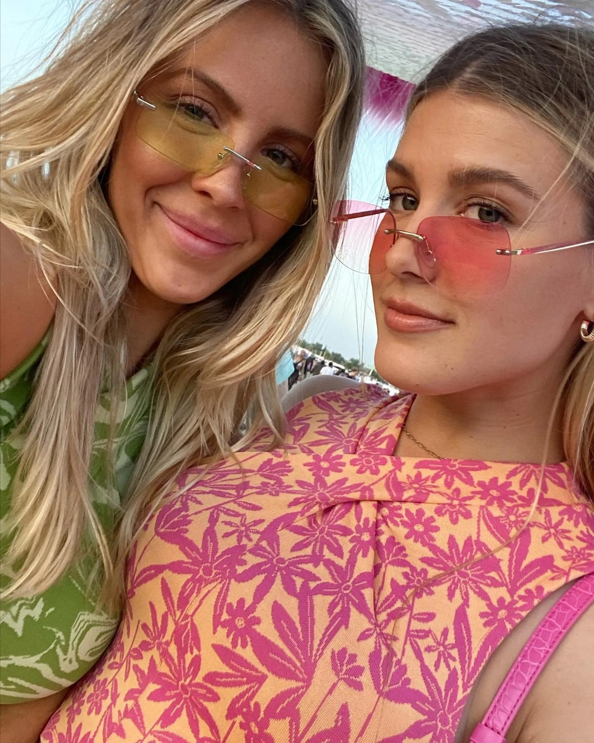 Công chúa quần vợt Eugenie Bouchard rạng rỡ cùng chị gái sinh đôi - 2 Công chúa quần vợt Eugenie Bouchard rạng rỡ cùng chị gái sinh đôi - 2