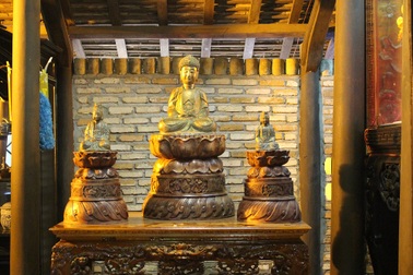 Một người dân công bố sở hữu bộ tượng “tam thế Phật” từ thời nhà Trần?