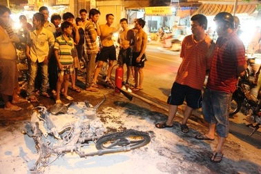Xe máy lại cháy rụi khi đang lưu thông