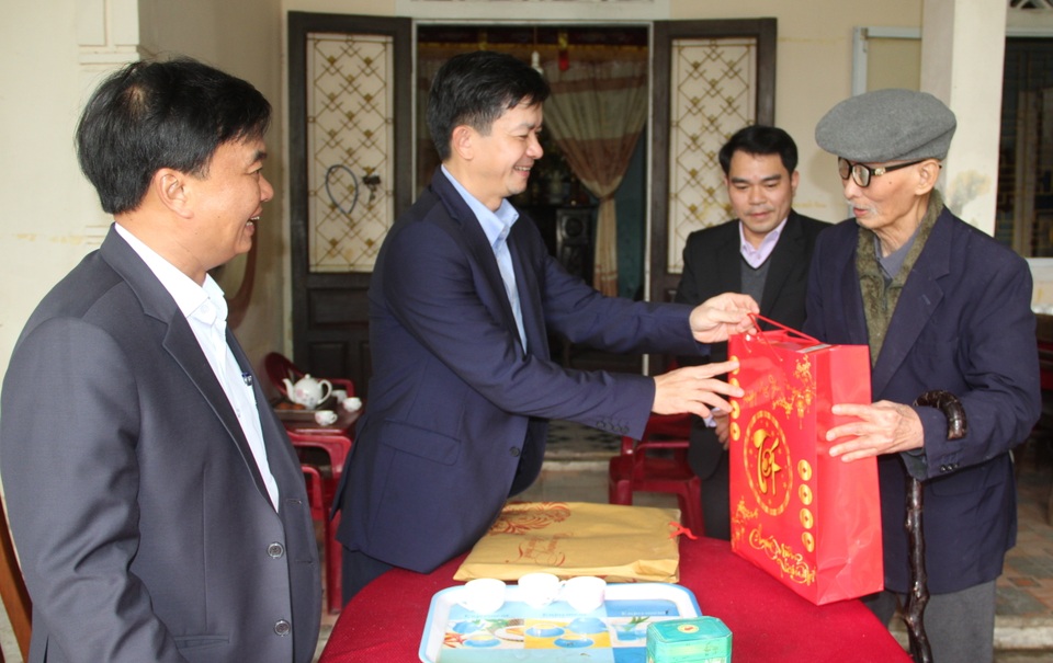 Lãnh đạo tỉnh Quảng Trị tặng quà, chúc Tết đối tượng chính sách, có công - 1 Lãnh đạo tỉnh Quảng Trị tặng quà, chúc Tết đối tượng chính sách, có công - 1