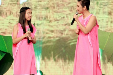 Ca khúc của mẹ con Mỹ Linh- Mỹ Anh đạt gần 1 triệu lượt theo dõi