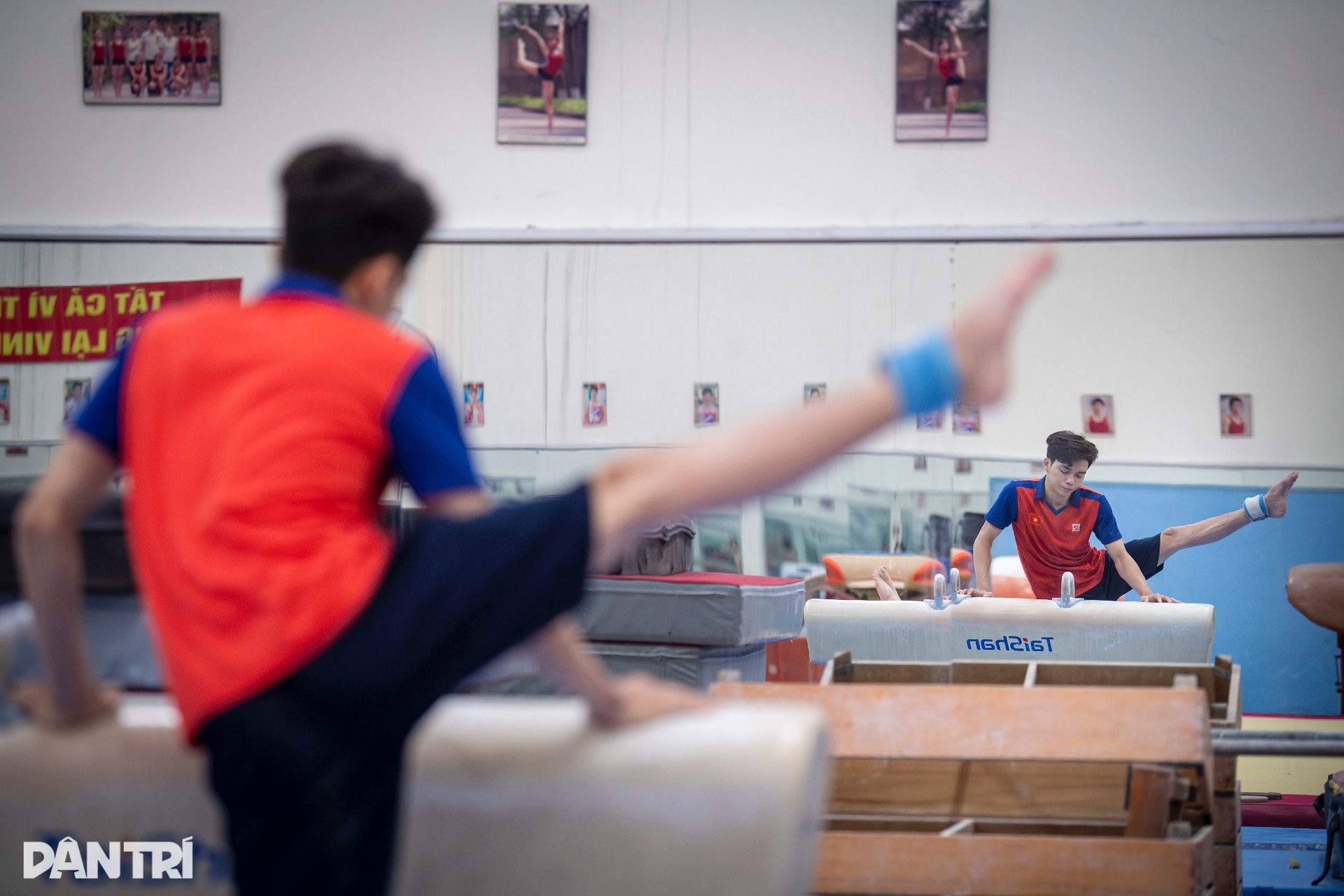 ការហ្វឹកហាត់ខ្លាំងធ្វើឱ្យល្អឥតខ្ចោះនៅ  Khổ luyện thành tài tại “lò luyện vàng” Thể dục dụng cụ Việt Nam - 10