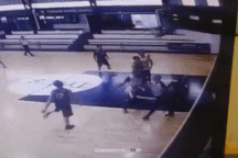 Bị thổi phạt, cầu thủ bóng rổ lao vào đánh trọng tài nhập viện