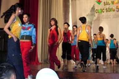 Người mẫu: Học phí trả bằng... nhan sắc!