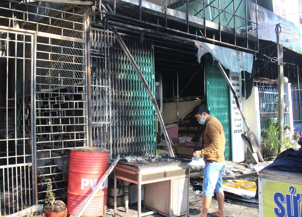 Cứu cụ bà 81 tuổi và cháu bé 6 tháng tuổi trong vụ cháy 2 ngôi nhà - 4 Cứu cụ bà 81 tuổi và cháu bé 6 tháng tuổi trong vụ cháy 2 ngôi nhà - 4