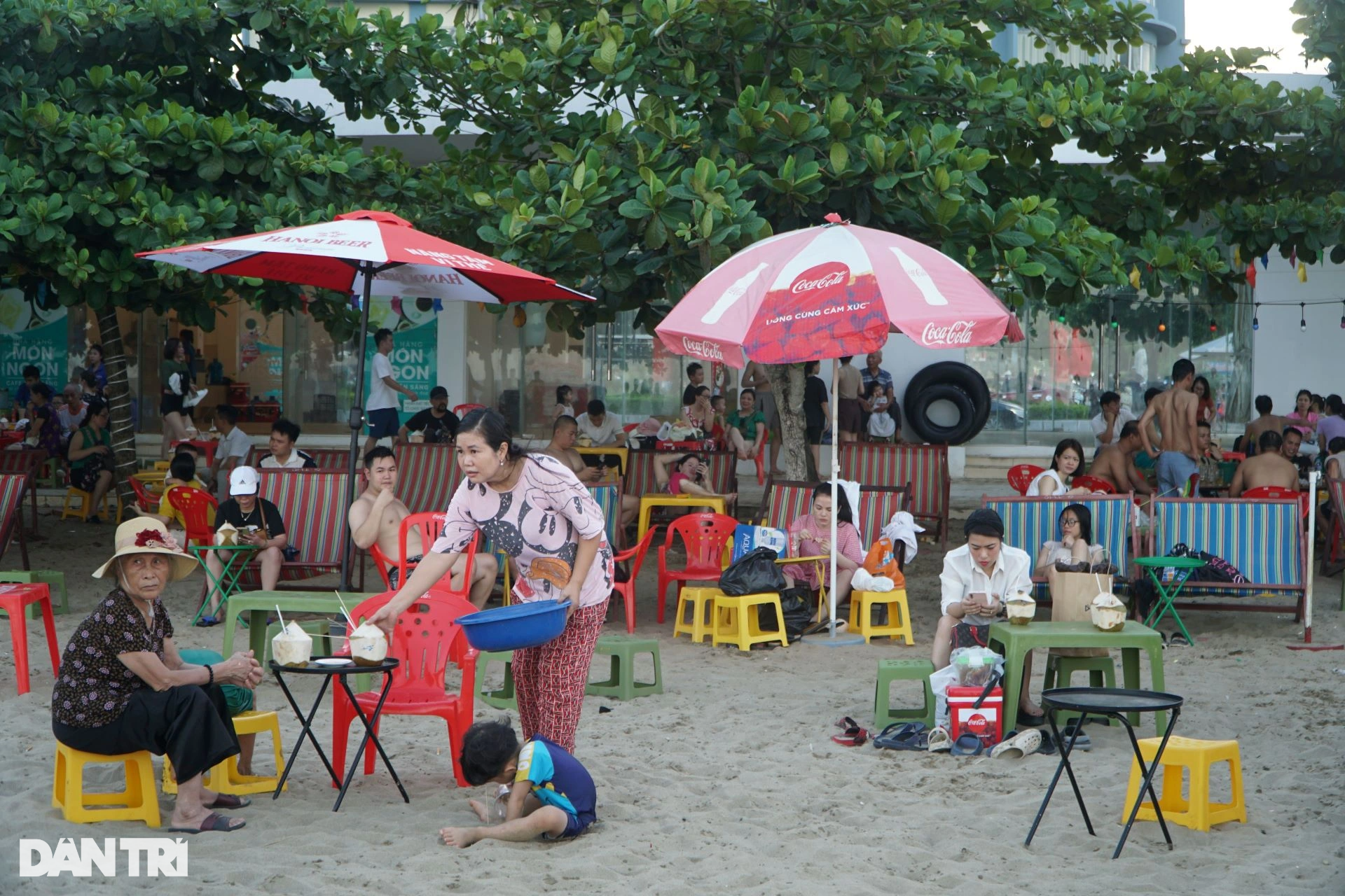 Hàng vạn người ken đặc trên bãi tắm Sầm Sơn ngày nắng nóng - 9 Hàng vạn người ken đặc trên bãi tắm Sầm Sơn ngày nắng nóng - 9