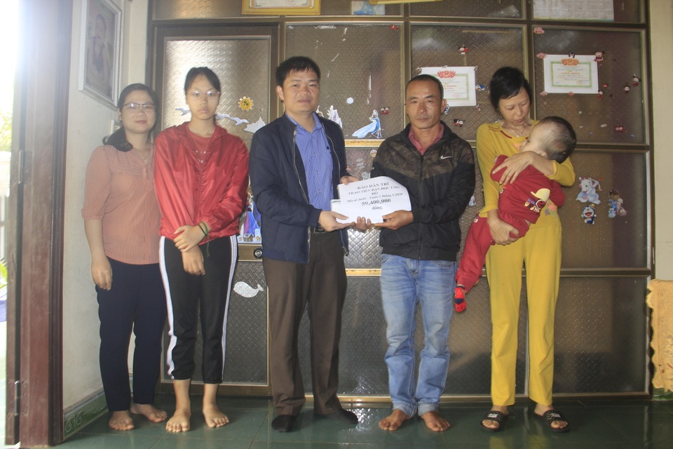 Bạn đọc giúp đỡ thêm gia đình cháu bé bị não úng thuỷ gần 60 triệu đồng - 3 Bạn đọc giúp đỡ thêm gia đình cháu bé bị não úng thuỷ gần 60 triệu đồng - 3