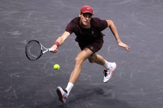 Sinner thăng hoa tại Paris Masters, tiếp tục nuôi hy vọng soán ngôi Alcaraz