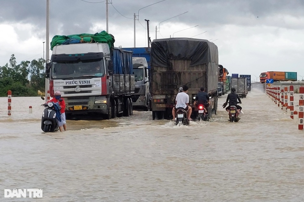 Nước lũ ngập mênh mông, đất đá bịt kín đường sau nhiều ngày mưa lớn - 2 Nước lũ ngập mênh mông, đất đá bịt kín đường sau nhiều ngày mưa lớn - 2