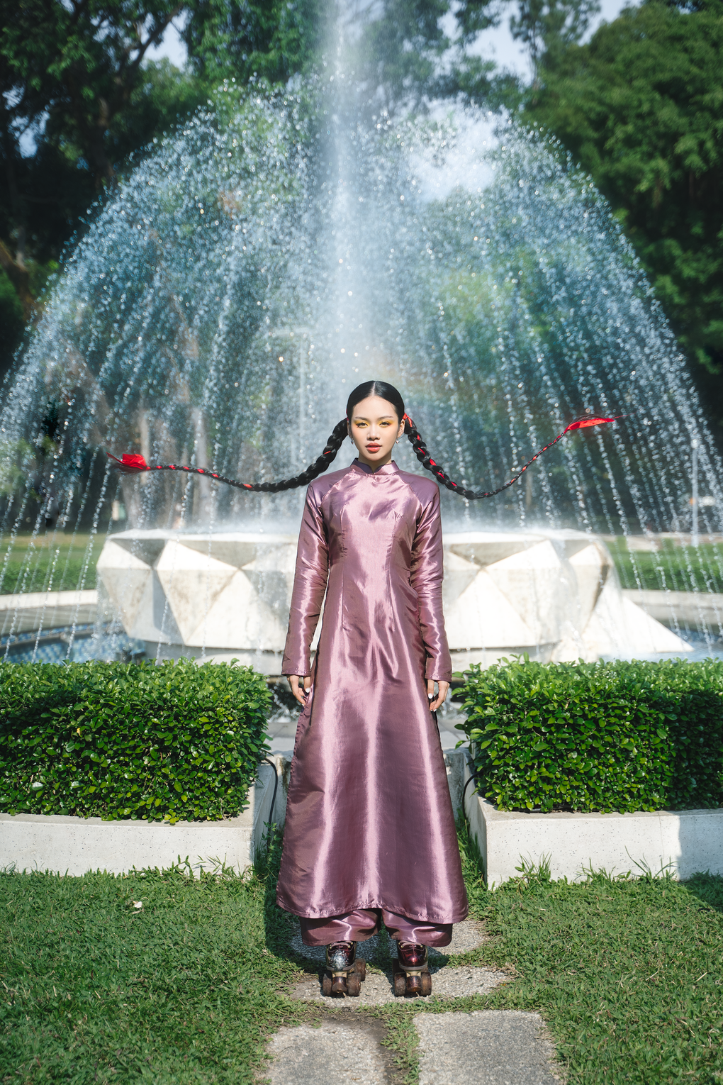 Hot girl Vietnam Idol Giana phá cách với giày trượt patin và áo dài - 4 Hot girl Vietnam Idol Giana phá cách với giày trượt patin và áo dài - 4