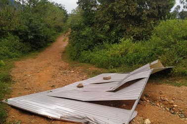 Gió bão thổi tấm tôn bay vào người đàn ông gây tử vong