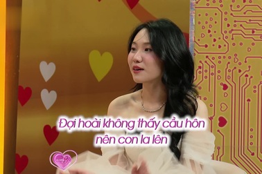 Mãi chưa thấy bạn trai cầu hôn, cô gái la lớn đòi nhẫn