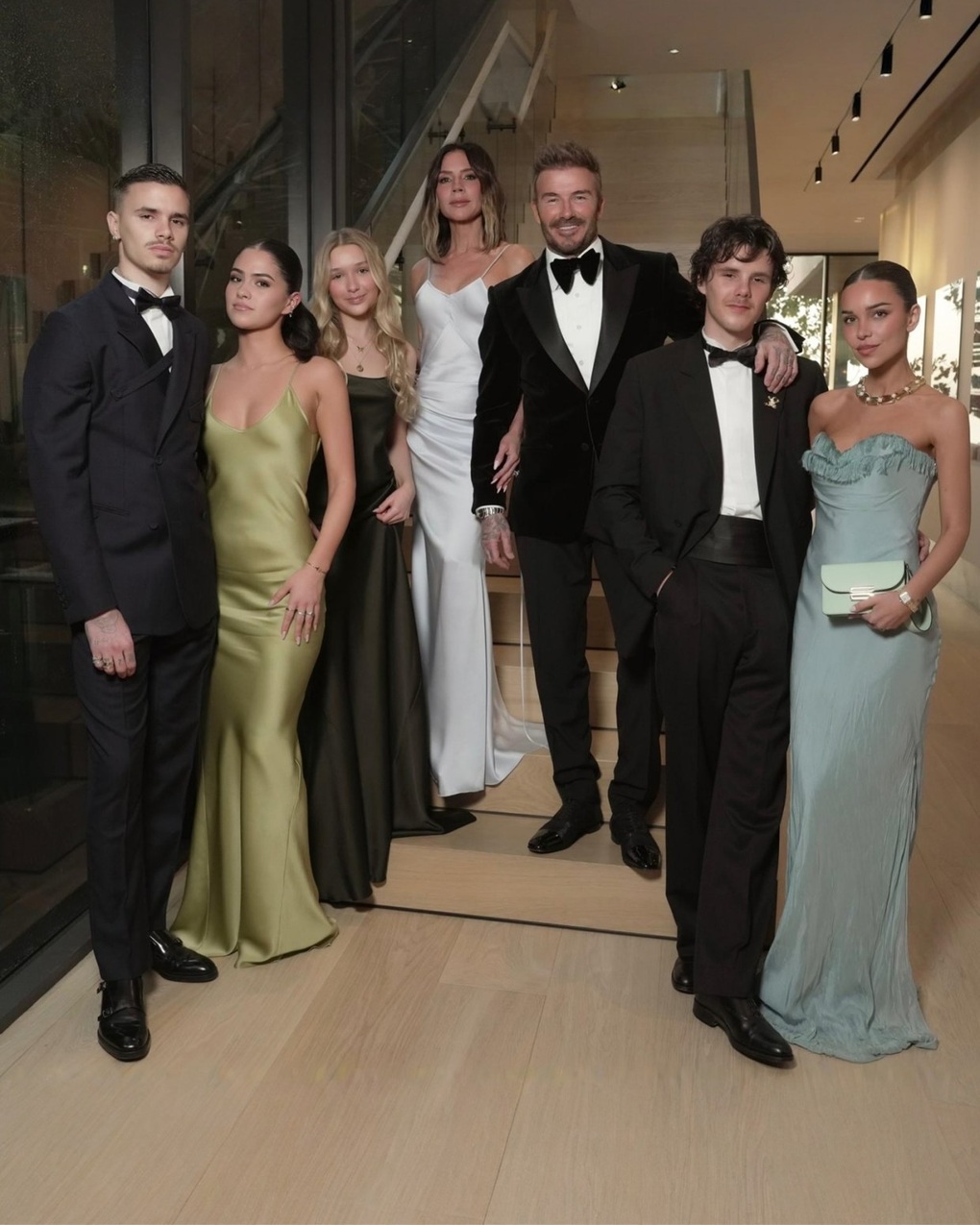 زوجة ابن بيكهام الكبرى تنشر صورًا عارية وسط خلاف مع عائلة زوجها - 4 Dâu cả nhà Beckham tung ảnh khỏa thân giữa lúc mâu thuẫn với gia đình chồng - 4
