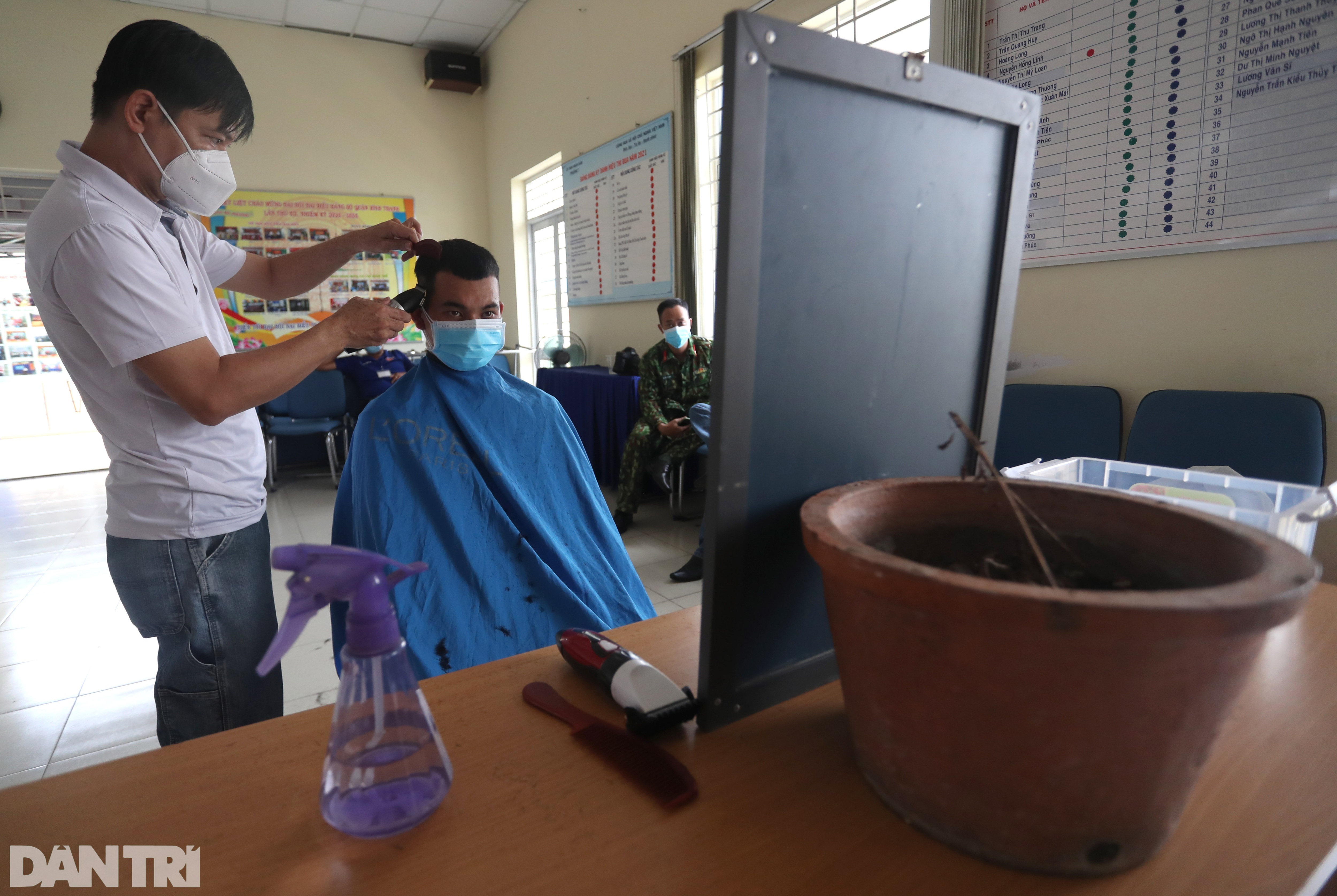 Bộ đội được cắt tóc dã chiến sau nhiều ngày dầm mưa, dãi nắng ở Sài Gòn - 2 Bộ đội được cắt tóc dã chiến sau nhiều ngày dầm mưa, dãi nắng ở Sài Gòn - 2