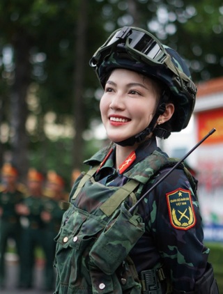 Những nhan sắc xinh đẹp gây sốt trong các buổi diễu binh, diễu hành ở TPHCM - 14