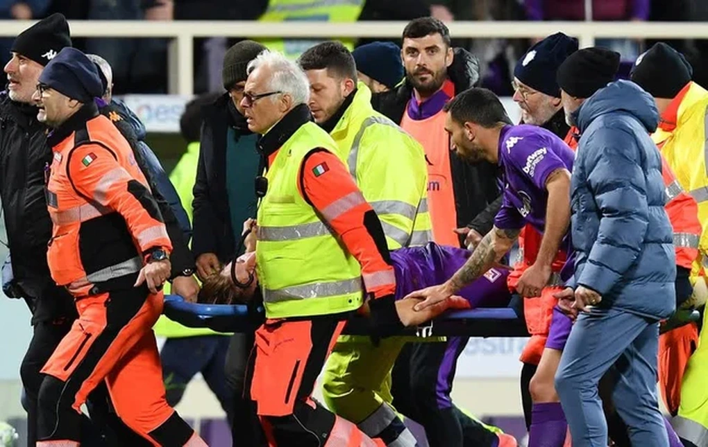 Sự cố kinh hoàng ở Serie A: Đang thi đấu, cầu thủ bỗng đổ gục xuống sân - 4 Sự cố kinh hoàng ở Serie A: Đang thi đấu, cầu thủ bỗng đổ gục xuống sân - 4