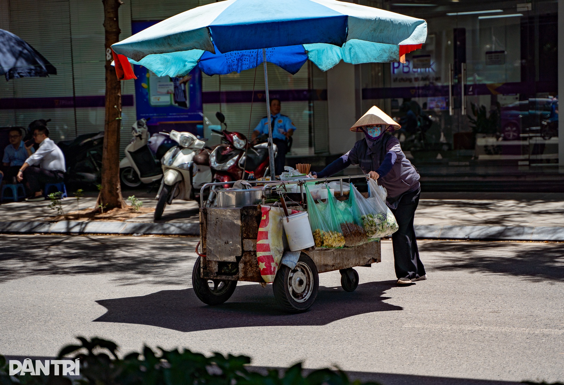 Hà Nội: Người lao động oằn mình mưu sinh dưới cái nắng như thiêu đốt - 5 Hà Nội: Người lao động oằn mình mưu sinh dưới cái nắng như thiêu đốt - 5