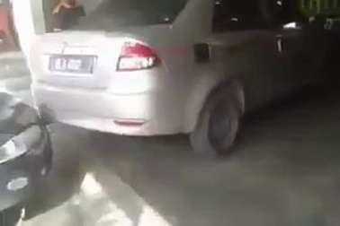 Chủ nhà dùng xe đâm nát ô tô đậu chắn lối ra