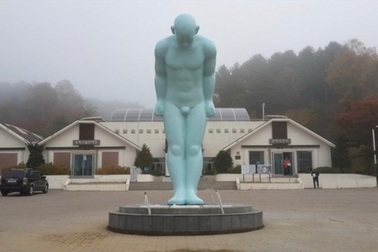 Huế “loay hoay” tìm chỗ đặt bức tượng “Người đàn ông cúi đầu”