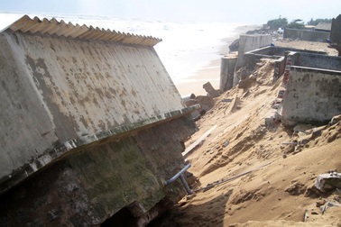 Triều cường lại đánh sập nhà dân