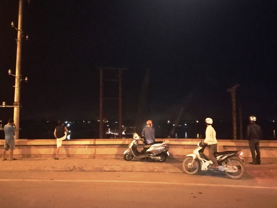 Sập trụ cầu tạm công trình cầu Hòa Bình 2, một người tử vong - 4 Sập trụ cầu tạm công trình cầu Hòa Bình 2, một người tử vong - 4