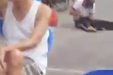 Người đàn ông tật nguyền vẫn đánh giày kiếm sống khiến nhiều người cảm động