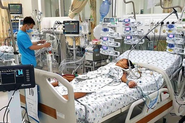 Bác sĩ “quên tết” để cứu bé gái bị viêm cơ tim tối cấp