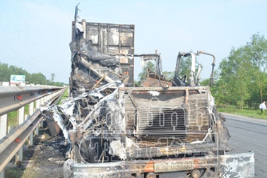 Xe container bỗng dưng phát cháy dữ dội 