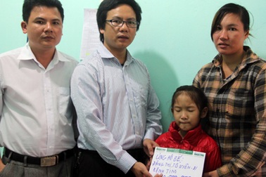 Một bạn đọc Dân trí giúp bé Tố Uyên 10 triệu đồng