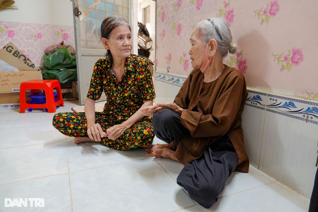 Cụ bà 90 từng có 3 căn nhà nay phải đi ở trọ, bán vé số kiếm 50.000 đồng - 5 Cụ bà 90 từng có 3 căn nhà nay phải đi ở trọ, bán vé số kiếm 50.000 đồng - 5