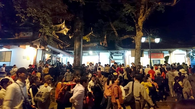 Hà ng chục ngà n ngưá»i ken Äặc chùa Hương, soi Äèn xuyên Äêm qua