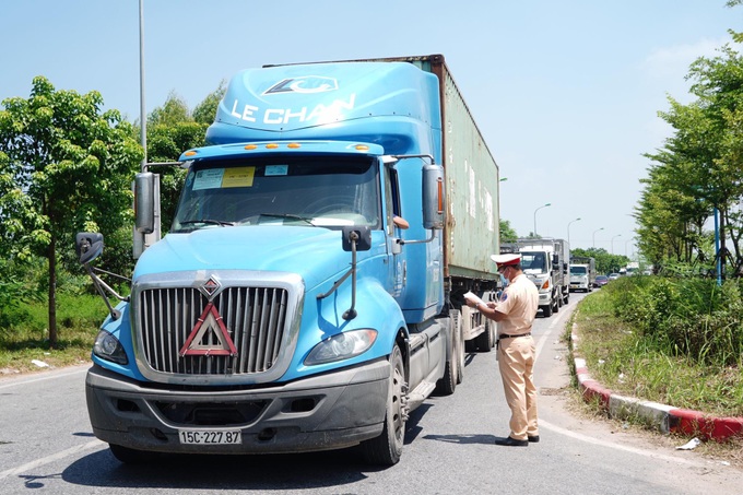 Tăng cường hoạt động các chốt kiểm soát dịch bệnh trên các tuyến giao thông kết nối với thành phố Hà Nội - Ảnh 3.