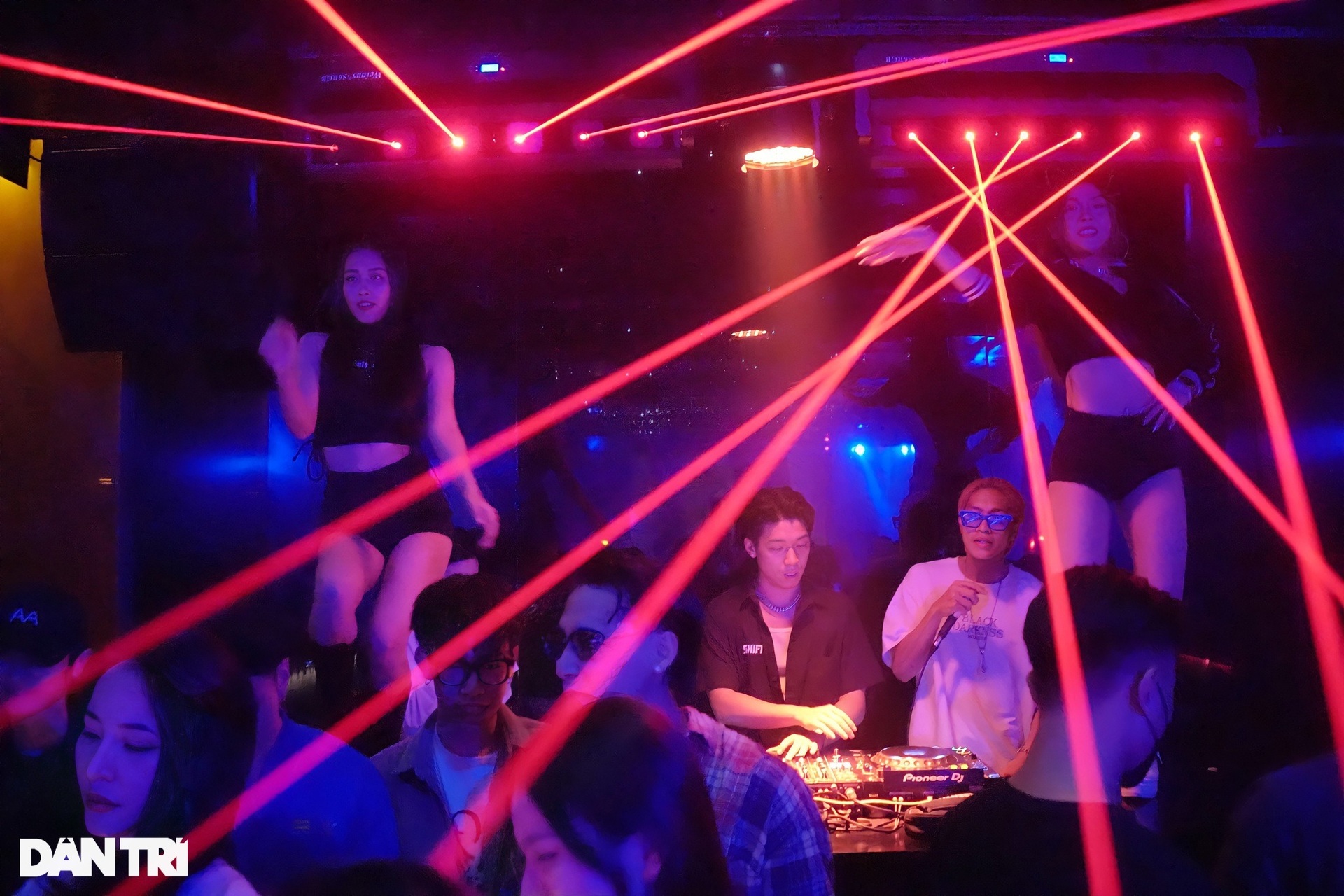 Giới trẻ Hà Nội xuyên đêm quẩy hết mình trong ngày đầu quán bar mở lại - 4 Giới trẻ Hà Nội xuyên đêm quẩy hết mình trong ngày đầu quán bar mở lại - 4