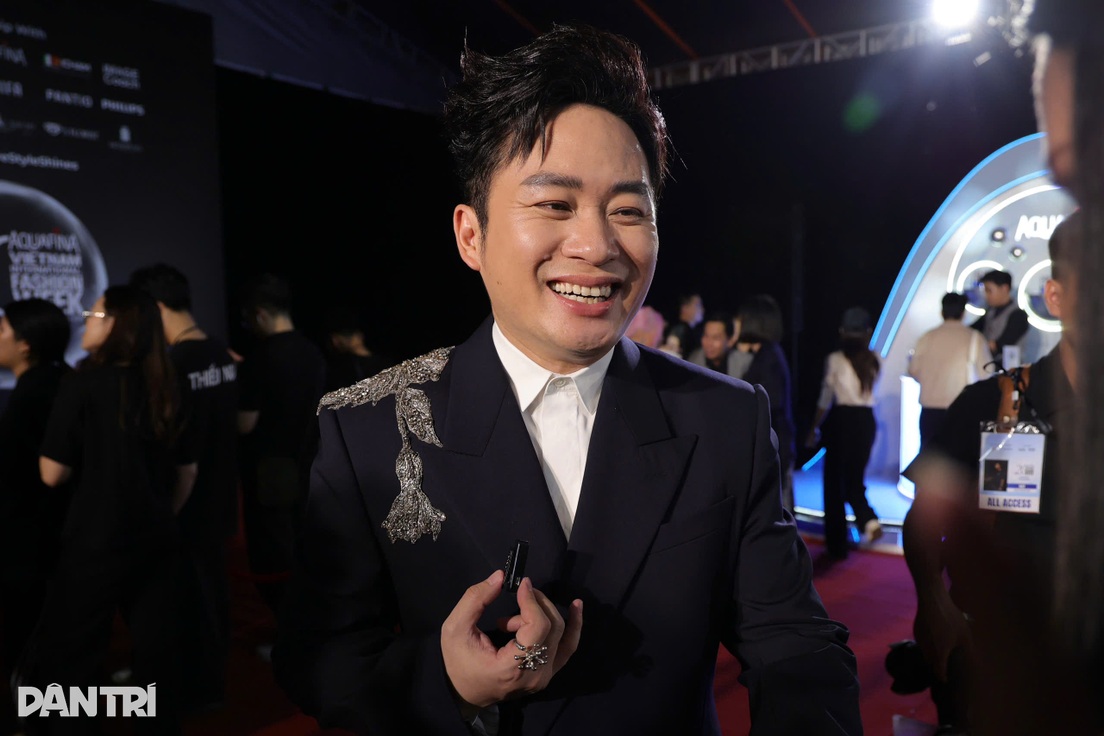 Tùng Dương “chặt chém” thảm đỏ với trang phục hàng hiệu giá nửa tỷ đồng