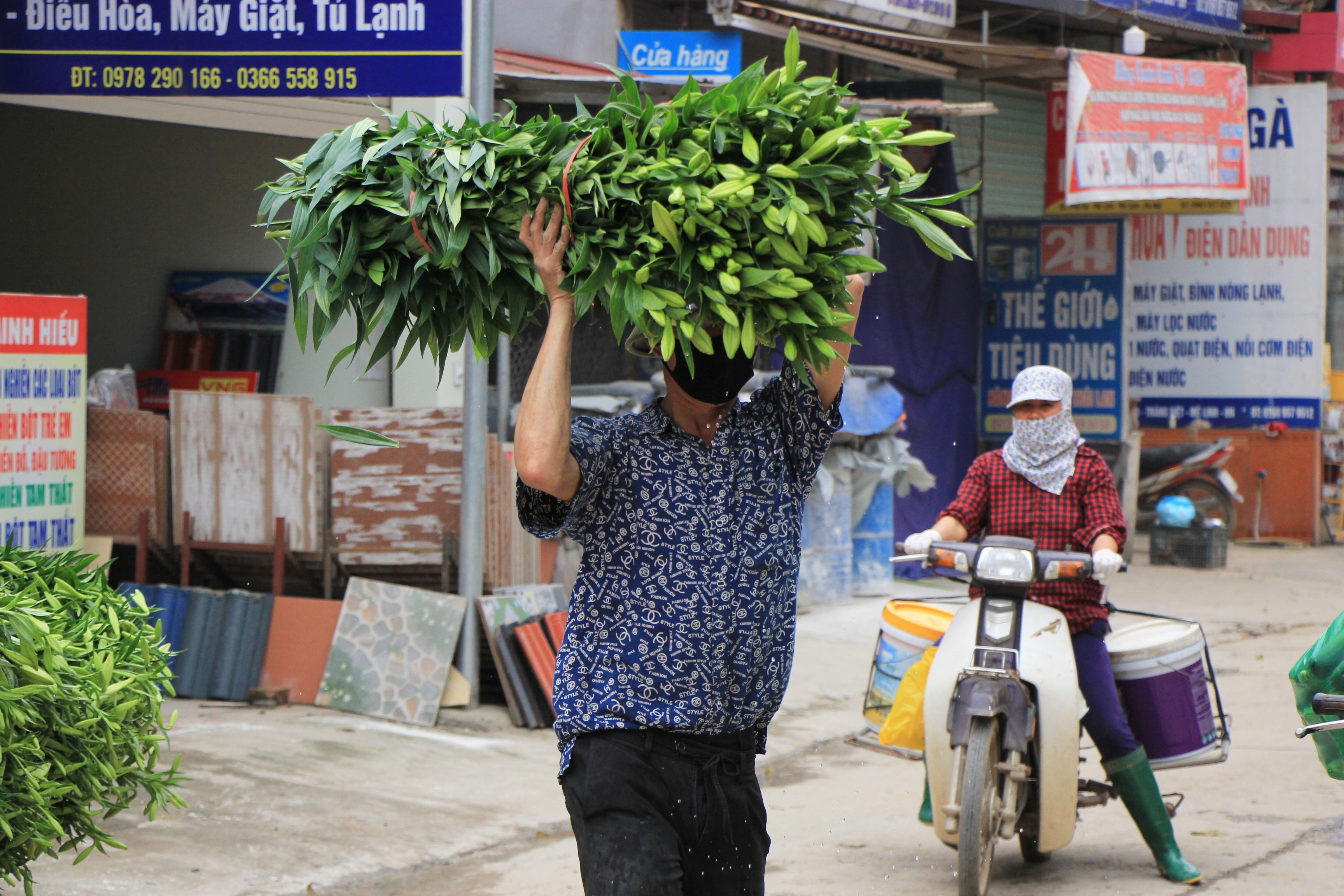 Tiếp tế lương thực qua rào cách ly tại ổ dịch Hạ Lôi - 10 Tiếp tế lương thực qua rào cách ly tại ổ dịch Hạ Lôi - 10