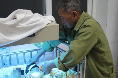 Thương bé sinh non khát sữa vì mẹ nguy kịch do xuất huyết não