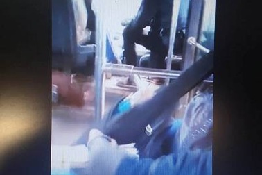 "Nổi gai ốc" khi thấy tài xế xe buýt vừa lái xe chở khách vừa ung dung đánh bài