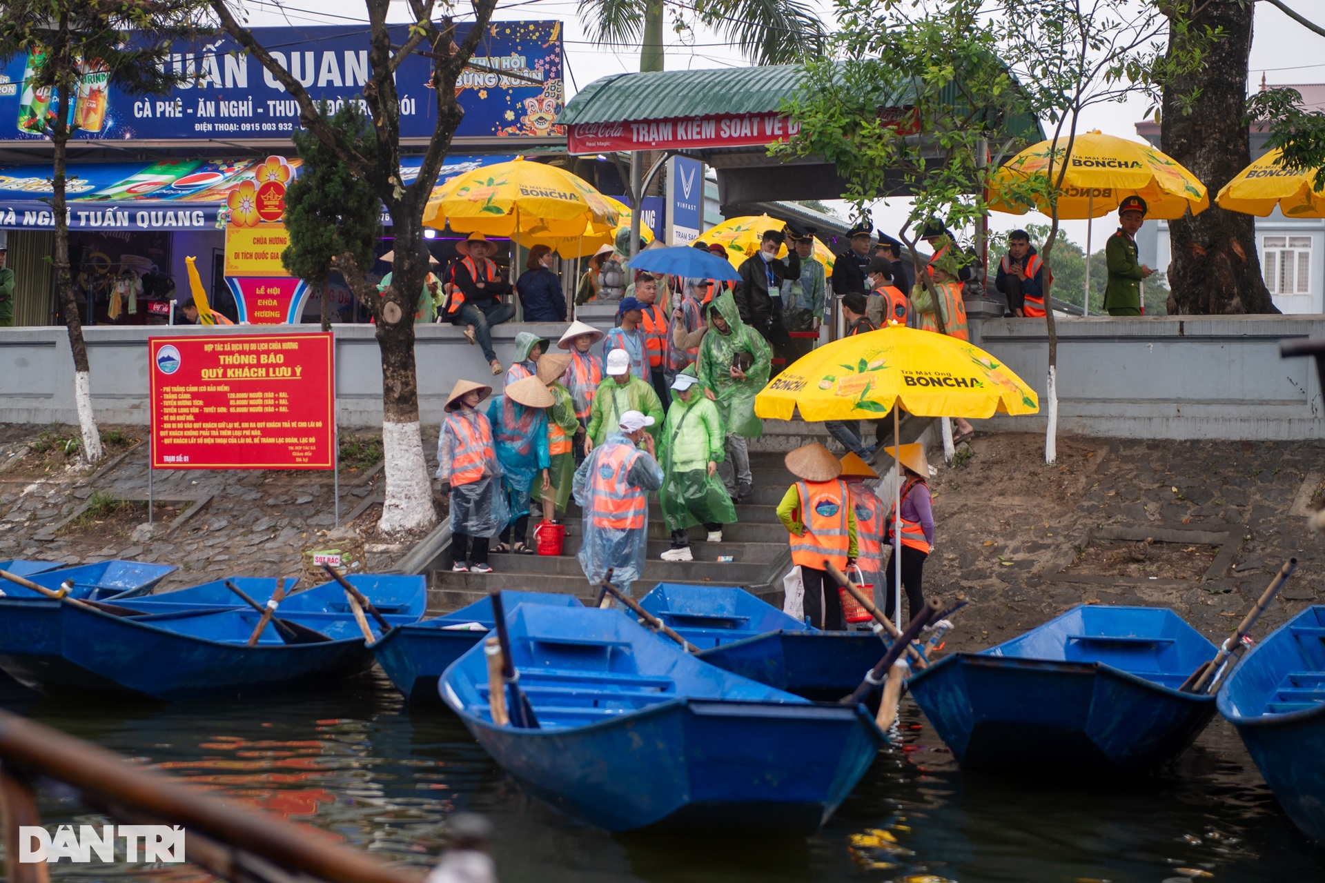 Hàng vạn người dân và du khách đội mưa về khai hội chùa Hương - 4 Hàng vạn người dân và du khách đội mưa về khai hội chùa Hương - 4