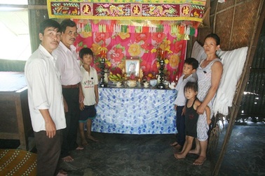 Trao hơn 18 triệu đồng đến gia đình anh Sỹ