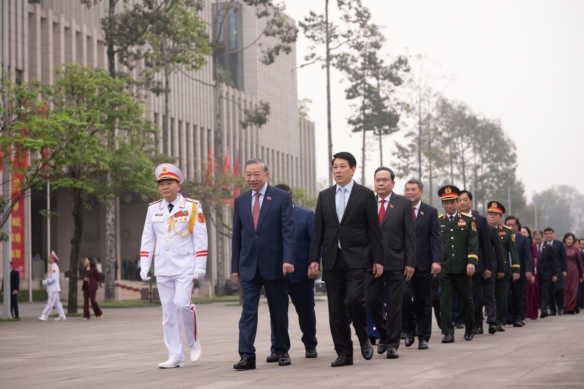 Lãnh đạo Đảng, Nhà nước và đại biểu Quốc hội khóa mới vào Lăng viếng Bác - 3