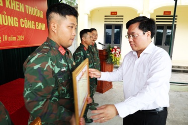 Phú Thọ tặng bằng khen lữ đoàn vận hành cầu phao Phong Châu