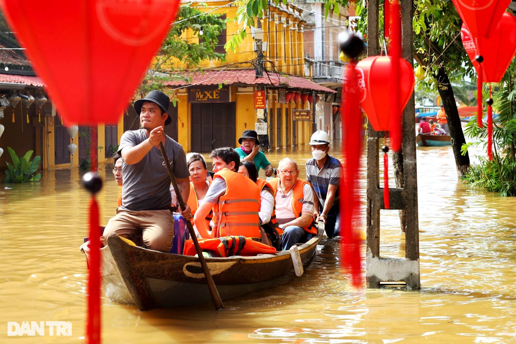Hội An ngập lụt, du khách khăn gói sơ tán - 3 Hội An ngập lụt, du khách khăn gói sơ tán - 3