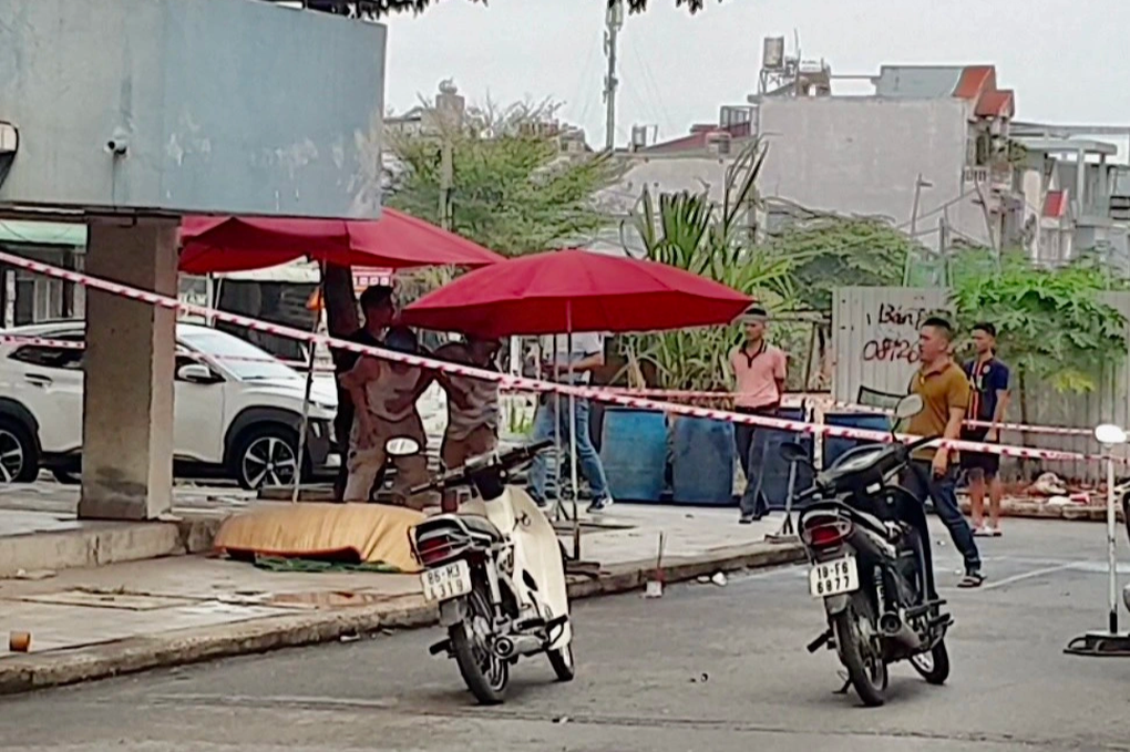 Người đàn ông tử vong trong tư thế nằm ngửa dưới chân tòa nhà chung cư - 1 Người đàn ông tử vong trong tư thế nằm ngửa dưới chân tòa nhà chung cư - 1
