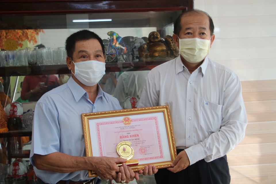 Tặng bằng khen chủ nhà nghỉ tố 2 cô gái nhập cảnh trái phép - 1 Tặng bằng khen chủ nhà nghỉ tố 2 cô gái nhập cảnh trái phép - 1